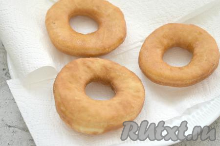 Достаём пончики из масла с помощью вилок (или шумовки) и выкладываем на бумажные полотенца, чтобы избавиться от лишнего жира. Постепенно жарим все дрожжевые постные пончики.