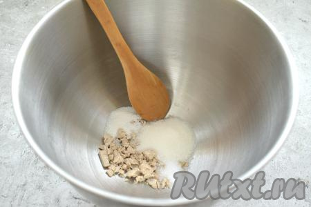 В глубокую миску крошим живые дрожжи, добавляем обычный сахар и ванильный, всыпаем соль.