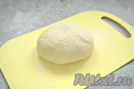 Добавляя муку, не забывайте учитывать, что тесто для пончиков, замешанное на живых дрожжах, должно получиться мягким, не забитым мукой. Миску с тестом накрываем полотенцем (или затягиваем пищевой плёнкой) и убираем на 1 час&nbsp;для подъёма в тёплое место.  За час тесто заметно увеличится в объёме.