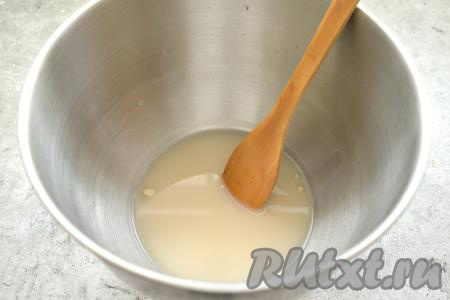 Вливаем тёплую воду (примерная температура воды 38-39 градусов), хорошо перемешиваем, чтобы дрожжи полностью растворились.