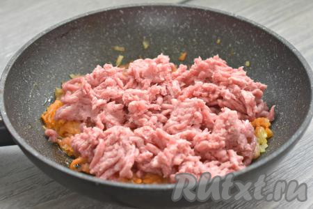 К обжаренным овощам выкладываем мясной фарш, перемешиваем.