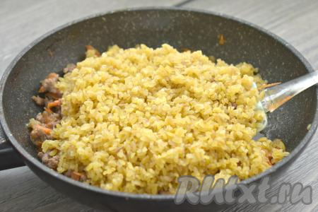 К овощам и фаршу выкладываем булгур.