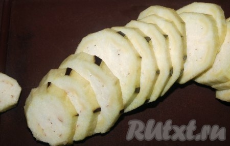 Баклажан очистить от кожицы, нарезать тонкими кружочками.
