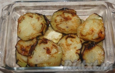 Обжаренные баклажаны выложить в форму для запекания и залить приготовленным сырным соусом.
