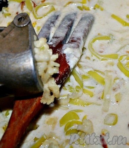 В конце тушения добавить пропущенный через прсс чеснок, перемешать и снять получивший соус с огня.
