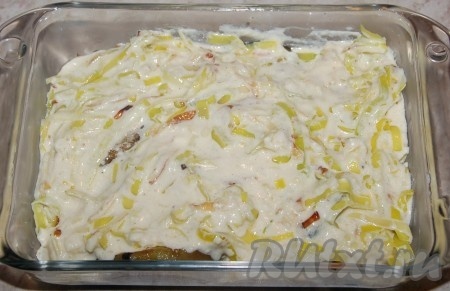 Обжаренные баклажаны выложить в форму для запекания и залить приготовленным сырным соусом.