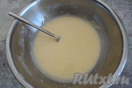 Добавляя муку, учитывайте, что сметанная заливка по консистенции должна напоминать в меру густое сгущённое молоко. Для получения требуемой густоты заливки я добавила 4 столовых ложки муки.