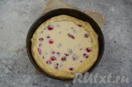 Если бортик песочного теста высокий, тогда его можно слегка подвернуть на заливку - благодаря такому подворачиванию теста, пирог будет выглядеть более красивым, да и верх теста не пригорит во время выпечки.