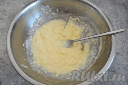 Растереть масло со сметаной и сахаром с помощью вилки до однородности.