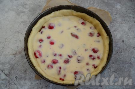 Залить клубнику сметанной заливкой, практически полностью покрывая ягоды.