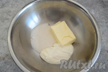 В объёмную миску выложить сливочное масло комнатной температуры, сметану и сахар.