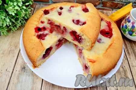 Затем можно нарезать его на кусочки и угощаться. И песочное тесто, и заливка в этом ароматном пироге получаются нежнейшими.