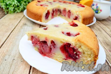 А вот как аппетитно выглядит в разрезе кусочек песочного пирога с клубникой и сметанной заливкой. Угощайтесь!