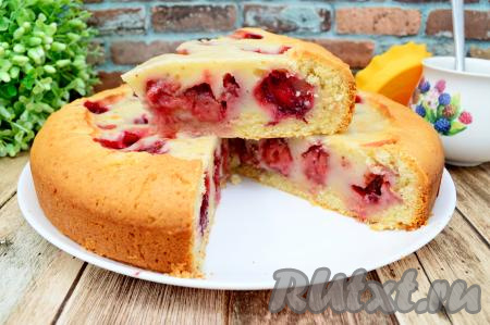 Песочный пирог с клубникой и сметанной заливкой