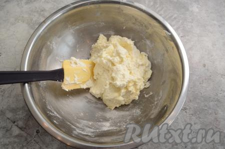 Тесто для сырников должно получиться комковатым, влажным, но при этом держащим форму, если сжать его в руке. Мне для получения теста нужной структуры потребовалось добавить 50 грамм муки (это приблизительно 2,5 столовых ложки муки). В сырниках очень важно соблюсти баланс творога и муки. Если муки будет много, сырники получатся "резиновыми" и потеряют свою нежность. А если в тесте будет слишком мало муки, то сырники будут плохо держать форму, переворачивать их в процессе жарки будет сложно.