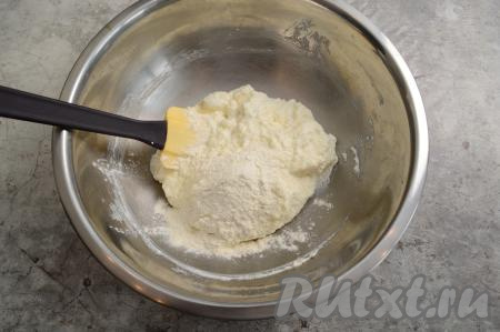 Всыпать в творожную массу 1 столовую ложку муки, тщательно перемешать. Затем добавить ещё 1 столовую ложку муки, снова очень хорошо перемешать. Влажность творога, размер яйца могут быть разными, а значит и муки может потребоваться добавить больше или меньше, поэтому, всыпая муку, ориентируйтесь на структуру замешиваемого теста.