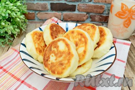 Вкусные, нежные сырники, приготовленные из обезжиренного творога, переложить со сковороды на тарелку и горячими подать к столу. Можно перед подачей убрать остатки масла с сырников, промокнув их поверхность бумажными салфетками.