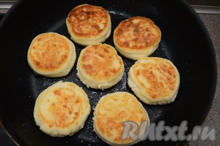 Аккуратно перевернуть и продолжать жарить сырники ещё 2-3 минуты. Затем уменьшить огонь до минимального, накрыть сковороду крышкой, жарить ещё 1-2 минуты. Выключить огонь, перевернуть сырники и дать им пропариться под крышкой ещё 5 минут.