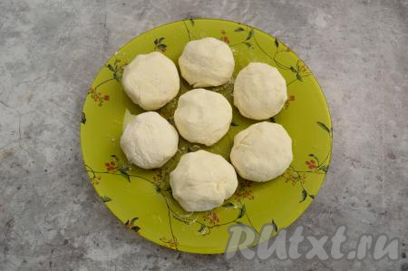 Аналогично влажными рукам сформировать все 7 заготовок сырников из обезжиренного творога. Не забывайте смачивать руки водой перед формированием очередного сырника, тогда липкое тесто не будет приставать к рукам и сырники будут лучше обваливаться в муке.