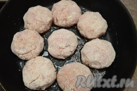 Сковороду хорошо разогреть с растительным маслом, затем выложить котлеты, сформированные из индейки и овсяных хлопьев, жарить их 5-7 минут (до образования румяной корочки снизу) на среднем огне.