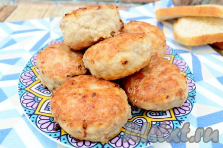 Вкуснейшие, нежные, аппетитные котлеты, приготовленные из индейки с овсяными хлопьями, подать к столу горячими.