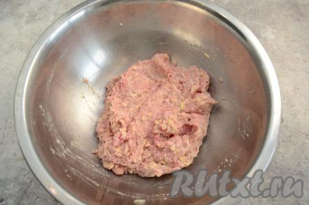Посолить фарш по вкусу и тщательно вымесить.