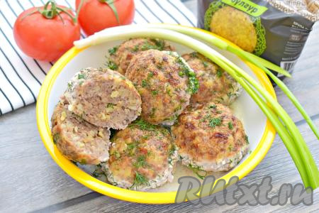 Тефтели, приготовленные с добавлением булгура, получились сочными, вкусными и аппетитными. К столу их подаём горячими, прямо из духовки, дополнив любимым гарниром.