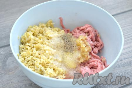 Сюда же добавляем сырое яйцо, солим и перчим.