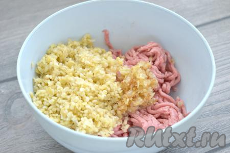 Кусочки мяса (у меня - свинина, но можно взять и, например, куриное филе, говядину или индейку) пропускаем через мясорубку в глубокую миску. При желании можно взять и покупной фарш. В миску с фаршем выкладываем остывшие булгур и лук.
