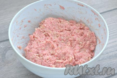 Тщательно вымешиваем фарш. 