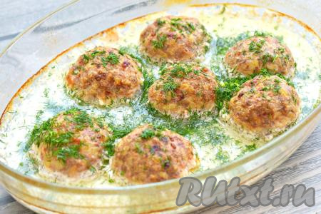Тефтели с булгуром в сметанном соусе отправляем в духовку, разогретую до 180 градусов, на 40-45 минут. Готовое блюдо можно посыпать нарезанным свежим укропом (или любой другой зеленью на ваш вкус).