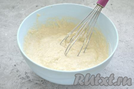 Дрожжевое тесто получится густым, как на оладьи.