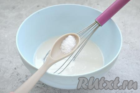 Спустя это время дрожжи активируются и поверхность дрожжевой смеси запенится. Всыпаем в дрожжевую смесь соль, перемешиваем венчиком.