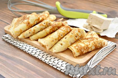 Дрожжевые блины, замешанные на живых дрожжах и молоке, получаются пышными, нежными, мягкими и ароматными, к столу их подаём с любимым сладким соусом или сметаной. 