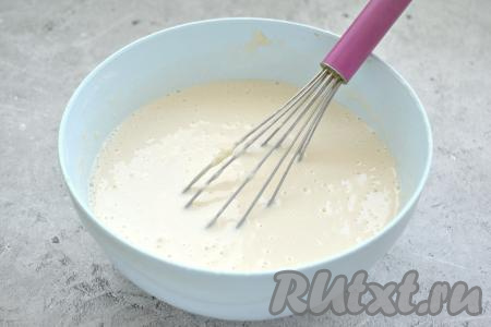 В тесто, которое у нас получилось, постепенно добавляем оставшиеся 250 миллилитров тёплого молока (температура молока 38-39 градусов), хорошо перемешивая. Добавляя молоко на этом этапе, регулируйте густоту теста, учитывая, что дрожжевое блинное тесто не должно быть жидким.