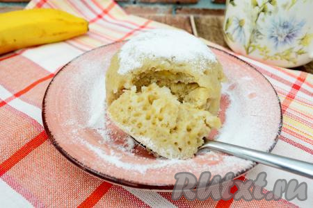 А вот какой пористой и нежной получается консистенция теста у бананового кекса. Такая простая и быстрая выпечка станет приятным дополнением и к чаю, и к кофе.