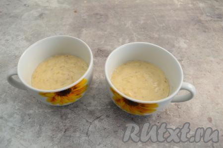 Заполнить кружки банановым тестом до половины. Кексы во время выпечки в микроволновке очень сильно увеличиваются в объёме, а потом немного опадают - это нормально. Выставьте в своей микроволновке максимальную мощность и поставьте таймер на 4 минуты.