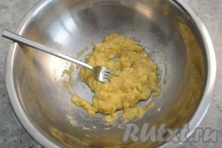 Банан очистить (у меня был крупный банан, вес в очищенном виде - 135 грамм). Поломать очищенный банан на кусочки, выложить в миску, размять вилкой до получения пюре.