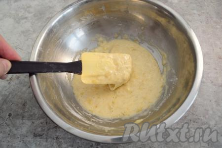 Затем добавлять оставшуюся муку по столовой ложке, каждый раз полностью вмешивая её в тесто. Добавляя муку, учитывайте, что тесто для банановых кексов должно получиться однородным, напоминающим в меру густую сметану, как на фото, оно будет медленно стекать с лопатки.