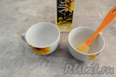 Кружки, в которых будете выпекать кексы (я выпекала в 2 кружках диаметром 9 сантиметров и высотой 6 сантиметров), внутри смазать растительным маслом. Благодаря маслу, банановые кексы не будут приставать к кружкам в процессе выпечки в микроволновке. Не забывайте, для выпечки в микроволновке не подходят кружки с блестящими элементами, также нельзя использовать любые металлические кружки.