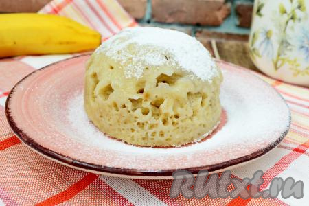 Готовые банановые кексы достать из микроволновки. Их можно есть прямо из кружек или переложить на блюдце (они легко вынимаются) и присыпать сверху сахарной пудрой.