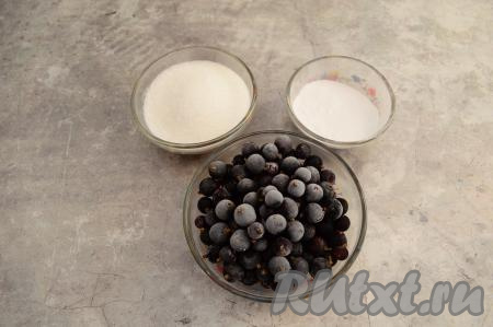 Подготовить продукты для приготовления киселя из замороженной чёрной смородины. Отмерить сахар, замороженную смородину и крахмал. Крахмал можно взять кукурузный или картофельный - это непринципиально.