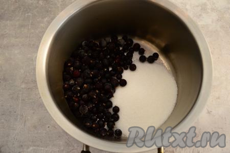 В кастрюлю всыпать сахар и замороженные ягоды.
