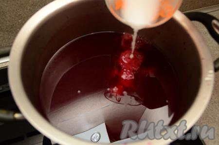 После закипания компота уменьшить огонь до ниже среднего и тонкой струйкой, непрерывно перемешивая ложкой, влить в кастрюлю крахмальную смесь. Затем проварить ягодный кисель, не прекращая перемешивать, на небольшом огне 2 минуты. Убрать с огня и дать остыть.