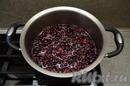 Как только вода закипит, варить ягоды с сахаром на небольшом огне в течение 7-8 минут.