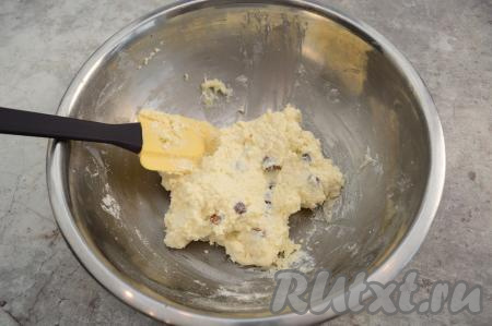 Затем частями добавлять оставшуюся муку, полностью вмешивая её. Добавляя муку, учитывайте, что тесто для сырников должно получиться липким, комковатым, но при сжатии в ладони держать форму. У меня в этот раз творожная масса была очень влажная, да ещё яйцо я взяла крупное (С0), так что в общей сложности мне пришлось добавить 75 грамм (примерно 3,5 столовых ложки) муки, обычно уходит на 20 грамм меньше.