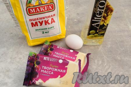 Подготовить продукты для приготовления сырников. Творожную массу с изюмом выбирайте от проверенного производителя. Основными ингредиентами в творожной массе должны быть творог, сахар и изюм.