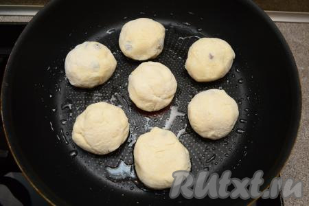 Сковороду хорошо разогреть с растительным маслом. Сделать огонь средним и выложить заготовки сырников, слегка придавливая их сверху ладонью. Жарить сырники 2-3 минуты (до румяной корочки снизу).