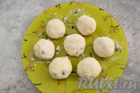 Аналогично сформировать все 7 заготовок сырников, обваленных в муке. Не забывайте каждый раз смачивать руки водой, тогда тесто не будет липнуть к ладоням, да и сырники будет хорошо обваливаться в муке.