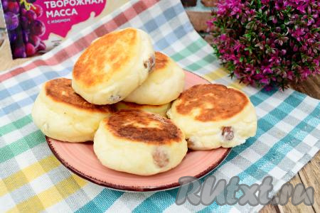 Вкусные, нежнейшие, пышные сырники, приготовленные из творожной массы с изюмом, можно есть и тёплыми, и полностью остывшими.